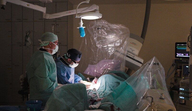 Konzentrierter Eingriff: Im OP führt ein Team eine Operation unter sterilen Bedingungen durch – Bild: me:works /​ ZDF