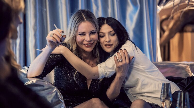 Dolly (Sasha von Halbach, li.) ist auch für Liliana (Lera Abova) eine Mentorin. – Bild: ARD Degeto Film/​Mia Wallace Productions/​Senator Film Produktion/​Michel Vertongen