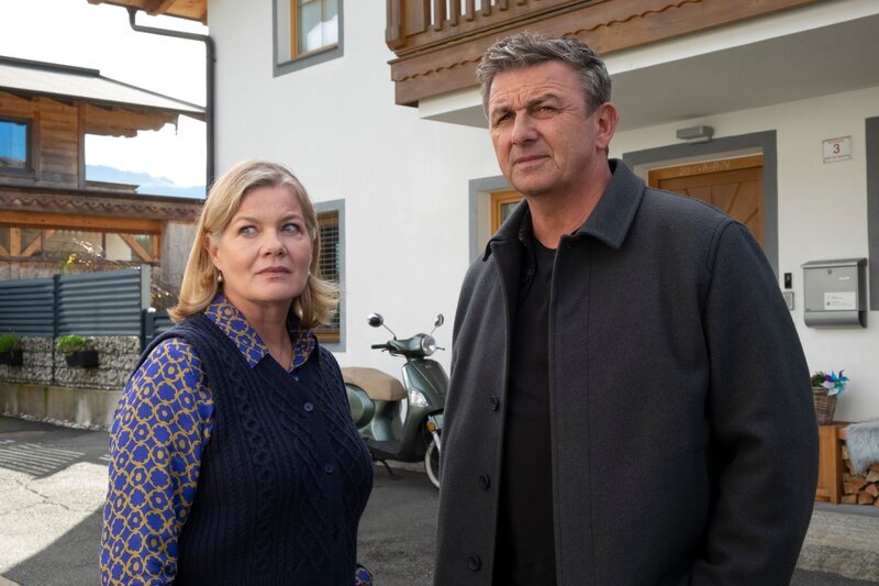 Ulla Hoppe (Birge Schade) und Dr. Martin Gruber (Hans Sigl) können sich das Verhalten von Max Weiss nicht erklären. – Bild: Erika Hauri /​ ZDF