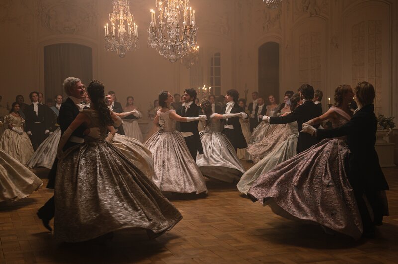Kaiser Franz hat zum Geburtstagsball geladen. Die Gäste tanzen Walzer. – Bild: ORF/​Beta Film/​RTL/​Story House Pictures/​Lukas Šalna
