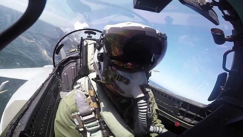 Ein Pilot in einem Flugzeug – Bild: History