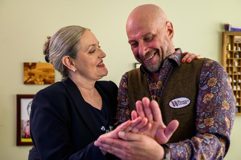 Mechthild Puhl (Sybille J. Schedwill) und Konrad Wagner (Thomas Balou Martin) – Bild: ZDF und Julia Feldhagen