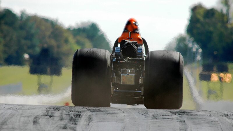Dragster on the move – Bild: Robert Young /​ Getty Images/​iStockphoto /​ iStockphoto – ThinkstockPhotos-8