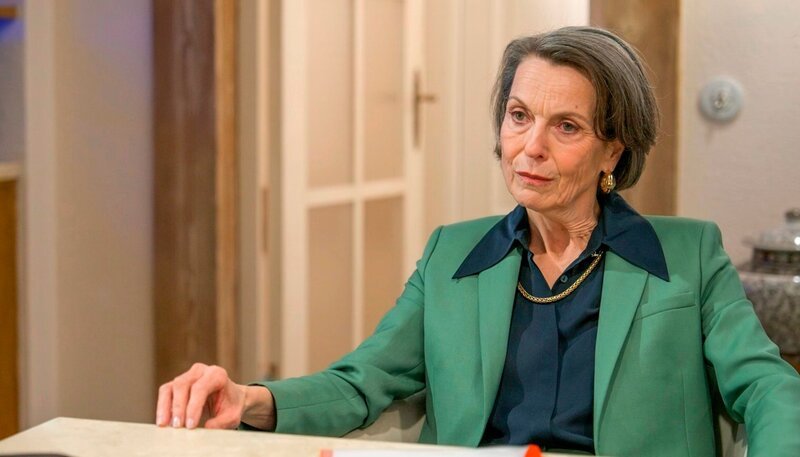 Victoria (Caroline Schreiber) vermutet, dass ein „Maulwurf“ in der Firma den Schmähartikel im Heideecho zu verantworten hat. Doch wer kann das sein? – Bild: NDR