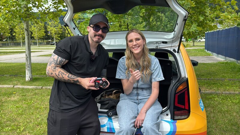 Stefan hat Lena beim Rennen mit dem Spielzeugauto besiegt. – Bild: ORF