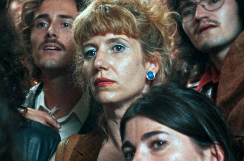 Claudine (Manon Kneusé, Mi.) wird als Informantin für den französischen Inlandsgeheimdienst an der experimentellen Universität Vincennes eingeschleust. – Bild: Agat Films