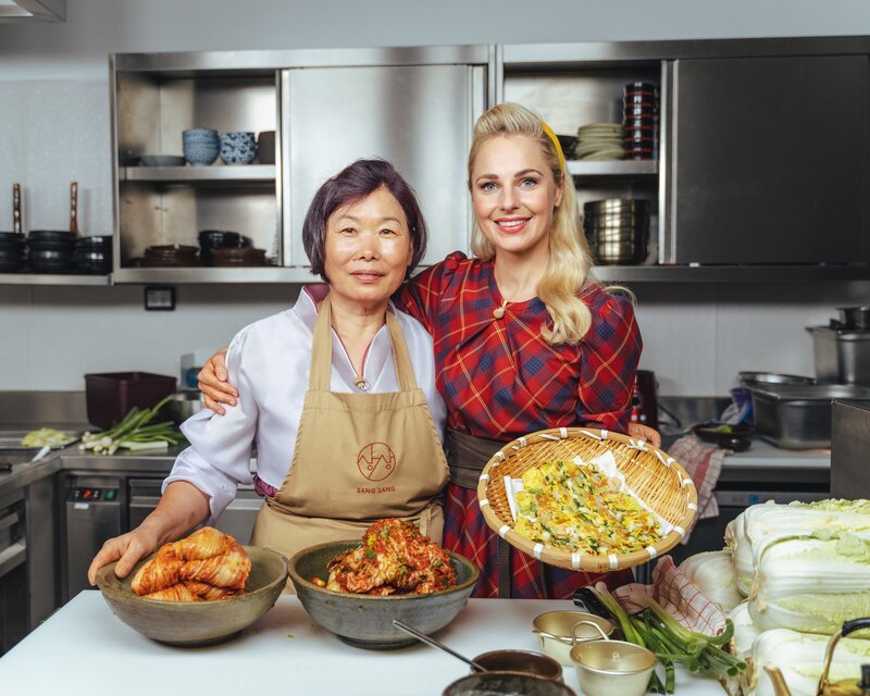 Kum-soon Lee (Restaurant Sang Sang) und Silvia Schneider. („Kimchi – fermentiertes Gemüse“ und „Pajeon“) – Bild: ORF/Lura Media/Simeon Baker Kum-soon Lee (Restaurant Sang Sang) und Silvia Schneider. („Kimchi – fermentiertes Gemüse“ und „Pajeon“) – Bild: ORF/Lura Media/Simeon Baker