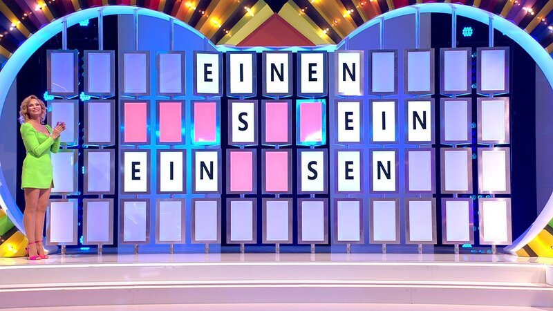 Sonya Kraus (li.) an der legendären Buchstaben-Wand – Bild: RTLZWEI