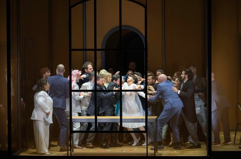 In „Iphigenie in Aulis“ hat der visionäre deutsche Komponist Christoph Willibald Gluck die allmähliche Entmenschlichung der Protagonistin (Corinne Winters, Mi.) vertont. – Bild: Monika Rittershaus In „Iphigenie in Aulis“ hat der visionäre deutsche Komponist Christoph Willibald Gluck die allmähliche Entmenschlichung der Protagonistin (Corinne Winters, Mi.) vertont. – Bild: Monika Rittershaus