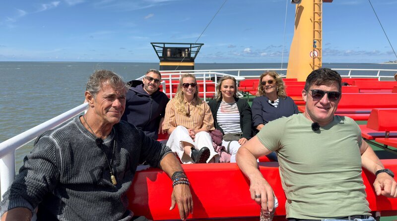Die prominenten Camper und Bettina Tietjen genießen den Sonnenschein auf dem Deck der Inselfähre von Norderney zum Festland. – Bild: NDR/​Jonny Müller-Goldenstedt/​beckground tv