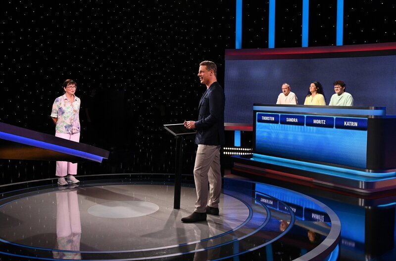 Moderator Alexander Bommes (M.) mit den Kandidat:innen: Thorsten Wiebe (3.v.r.), Sandra Feuerstein (2.v.r.), Moritz Schmitt (r.), Katrin Kloß (l.). – Bild: ARD/​Uwe Ernst
