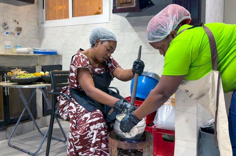 Die Köchin Véronique Vonan (li.) bereitet nach ivorischer Tradition Placali, eine fermentierte Maniokbeilage, mit Okra-Soße zu. – Bild: Elephant Doc
