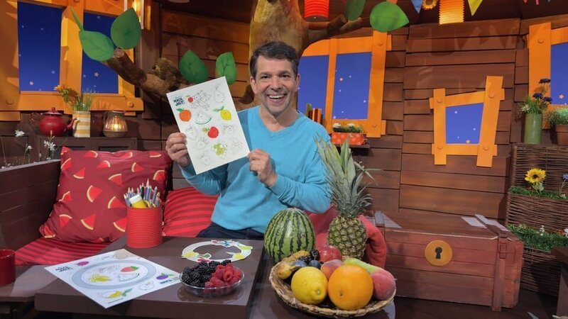 Es ist MACH MiT!-Woche! Juri bastelt einen Obstkranz mit dem kostenlosen Bastelbogen. Welches Obst magst du am liebsten? – Bild: KiKA