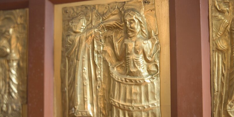 Die einzige Darstellung von der Taufe Harald Blauzahns befindet sich in der Kirche von Tandrup in Jütland. – Bild: ZDF und Pernel Media