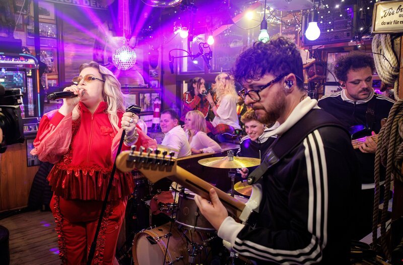 Die britische Musikerin MEEK ist erster Musikgast. – Bild: NDR/​ARD/​Morris Mac Matzen