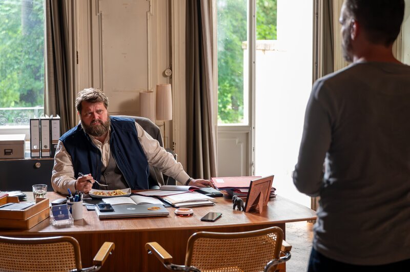 Benjamin Hornberg (Antoine Monot, l.) und Leo Oswald (Wanja Mues, r.) geraten über ihre Ermittlungen aneinander. Während Benjamin seine Mandantin entlasten will, hadert Leo mit den Folgen für Rosa Schmelke. – Bild: Martin Kaufhold /​ ZDF