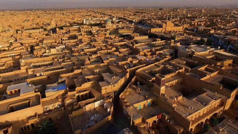 Die Stadt Yazd liegt in einer Wüstenregion, in der kaum Niederschläge fallen. Dennoch wohnen Hunderttausende hier. – Bild: ZDF