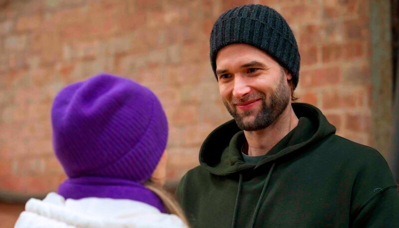 Simon (Thore Lüthje) hat Ja gesagt, aber in seinem Inneren tobt ein stiller Kampf. Kann er Valerie (Maike Johanna Reuter) wirklich eine Hochzeit zumuten, solange seine Krankheit sein Leben bestimmt? – Bild: NDR