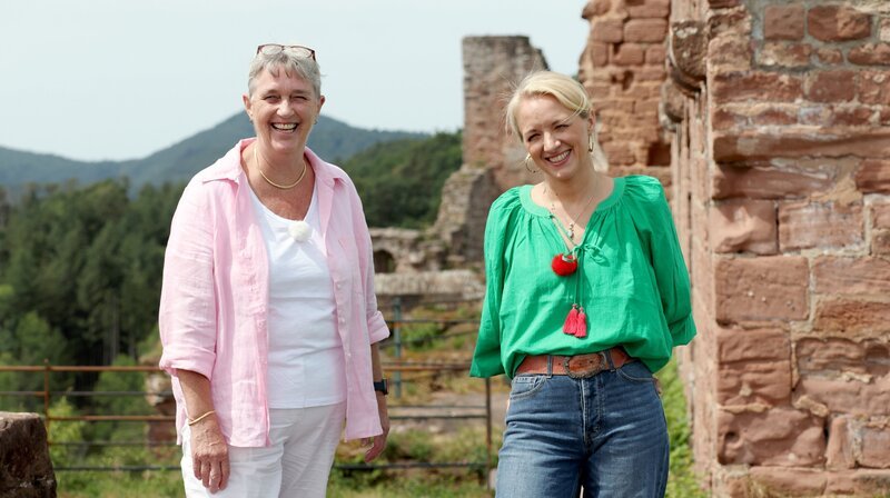 Moderatorin Anna Lena Dörr (rechts) mit Jane Schäfer. – Bild: SWR/​Thomas Keck