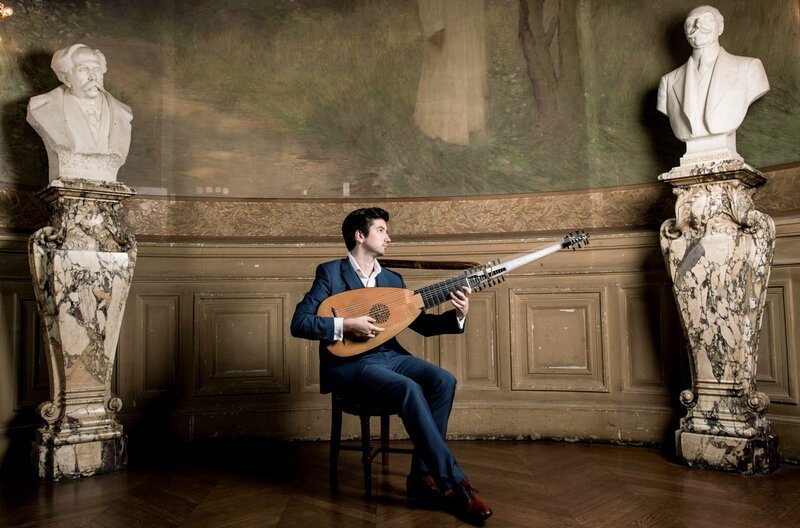 Die Laute galt lange als eher leises Begleitinstrument der Renaissance und des Barock. Lautenist Thomas Dunford hat maßgeblich dazu beigetragen, sie wieder als virtuoses Soloinstrument ins Rampenlicht zu rücken. – Bild: SWR/​Julien Benhamou