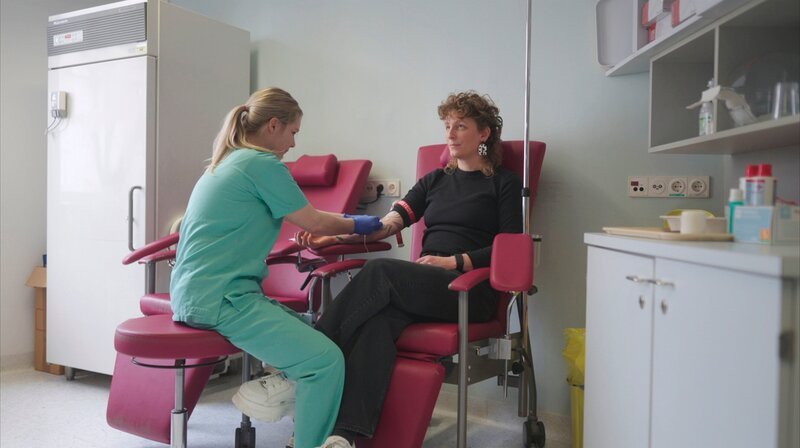 Svenja Post (rechts), 42, lässt ihre Hormonwerte bestimmen. Bei der Diagnose Perimenopause zählt nicht ein einzelner Bluttest, sondern das Zusammenspiel aus Werten, Symptomen und einer umfassenden ärztlichen Abklärung. – Bild: SWR/​Gidon Lasch