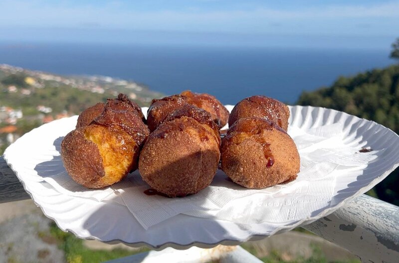 Zur Karnevalszeit frittiert Lidia in Santa Cruz Honigkrapfen – eine süße Tradition auf Madeira. – Bild: ARTE F /​ Elephant Doc