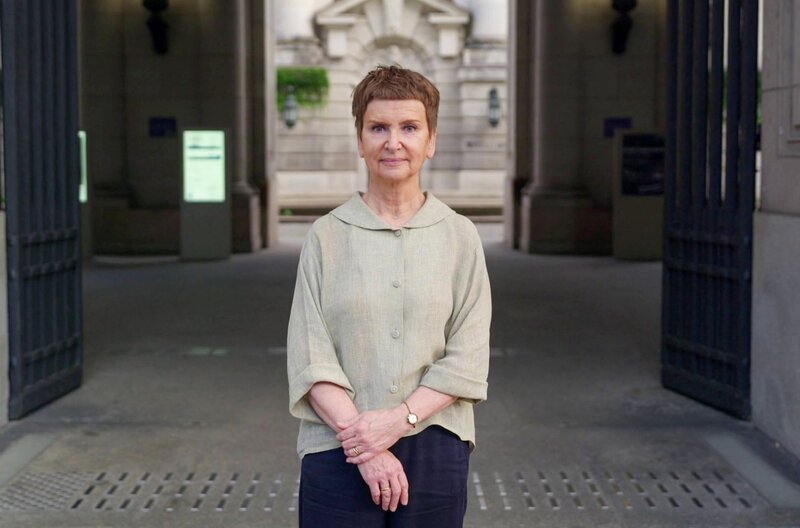 Britta Schütrumpf ist Restauratorin im Haus Unter den Linden der Staatsbibliothek zu Berlin. Sie sorgt dafür, dass die Zeugnisse der Geschichte erhalten bleiben. – Bild: Graef Screen Productions