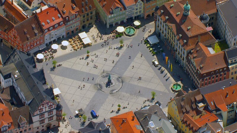 Burgen und Schlösser waren schon immer Keimzellen von Städten. Sie lagen meistens an wichtigen Handelsrouten, die Burg- und Schlossherren lebten von Zöllen und Luxusgütern. Wir zeigen die schönsten Prachtbauten Deutschlands in einer Sequenz. Genau wie die schönsten Stadtkerne der alten Bürgerstädte – wie hier in Coburg. – Bild: ZDF/​Peter Thompson