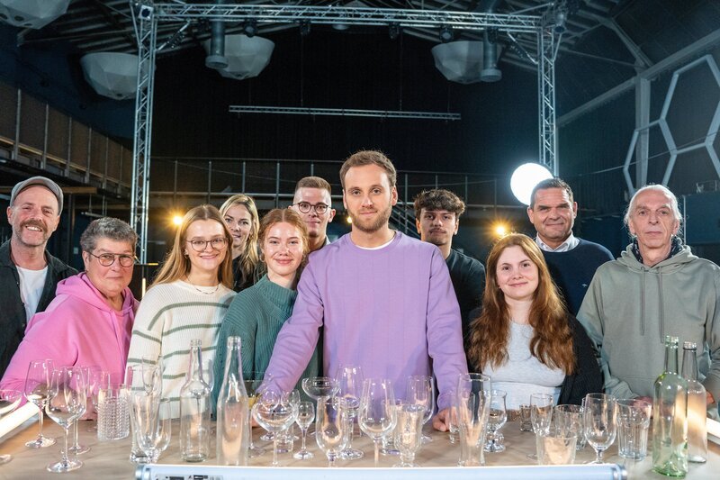 Psychologe Leon Windscheid (5.v.r.) spricht mit den Teilnehmenden des Sozialexperiments über ihr ganz persönliches Verhältnis zum Thema Rausch. – Bild: ZDF und Marius Fuchtmann