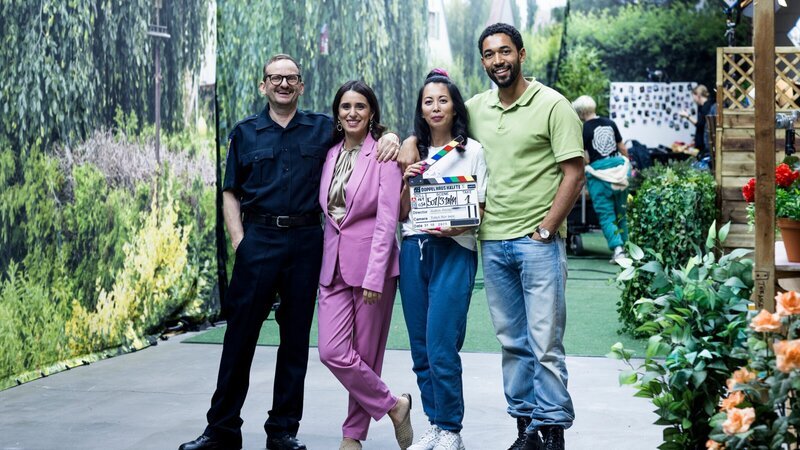 Von links der Hauptcast der „Doppelhaushälfte“: Milan Peschel als Andi Knuppe, Maryam Zaree als Mari Sawadi, Minh-Khai Phan-Thi als Tracy Knuppe, Benito Bause als Theo Kröger – Bild: ZDF