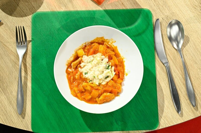 Leibgericht Hähnchen-Curry mit selbstgemachter Currypaste und Limetten-Reis von Jenny Palme. – Bild: ZDF