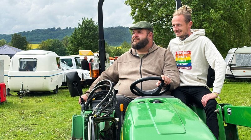 Dennis Ewert (r.) und Philipp Sichler (l.) haben als Quereinsteiger zusammen den Campingplatz in Polle an der Oberweser übernommen. – Bild: NDR/​Franziska Voigt