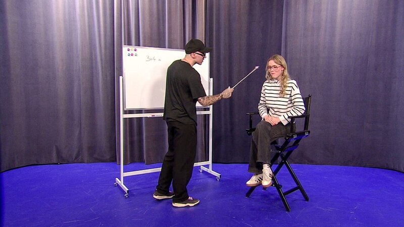 Stefan spielt einen Lehrer und versucht so Lena ein Lächeln zu entlocken. – Bild: ORF