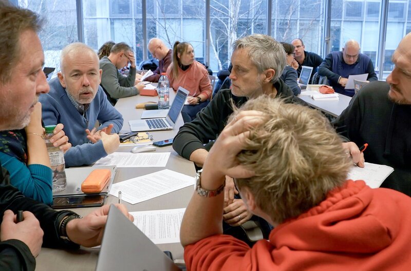 Über Motivationsschreiben wurden 50 Polizistinnen und Polizisten aller Dienstgrade ausgewählt, um einen Studiengang in Soziologie zu belegen. – Bild: Les Films d’Ici
