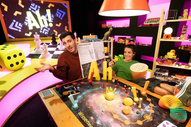 Clarissa und Tarkan beim Spieleabend – Bild: WDR/​Thorsten Schneider