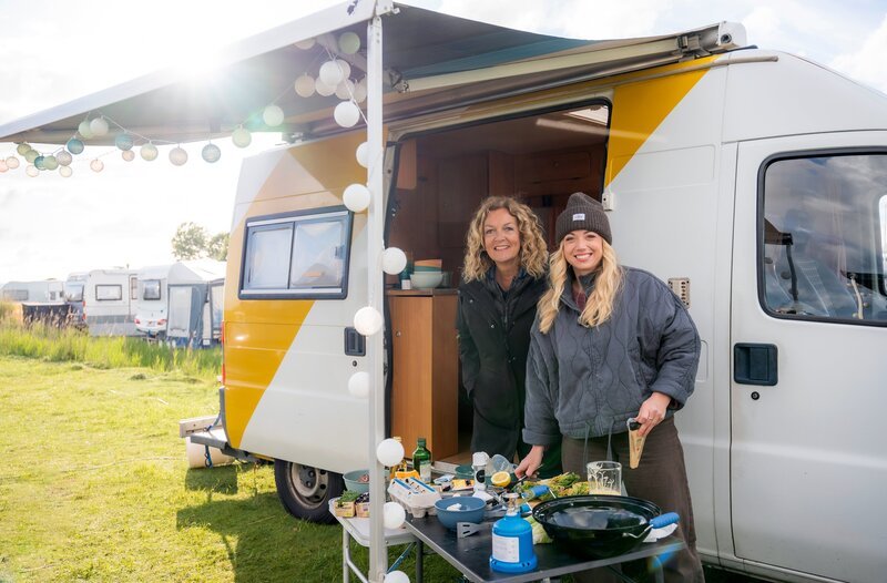 Bettina Tietjen und Zora Klipp freuen sich auf die gemeinsame Camping-Zeit. – Bild: NDR/​beckground/​tv Jonny Müller-Goldenstedt