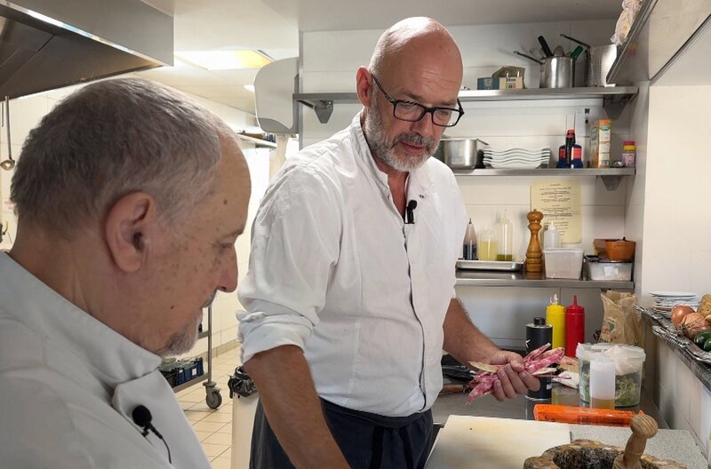 Koch Emmanuel Perrodin (re.) präsentiert seine Version der Pistou-Suppe. – Bild: ARTE F /​ Elephant Doc