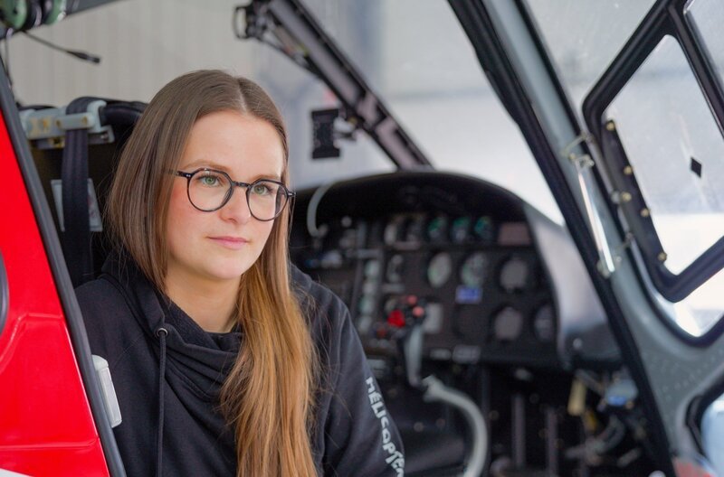 Cassandra Dupont ist eine von 150 Hubschrauberpilotinnen in Kanada. Die restlichen 2.850 Hubschrauberpiloten sind alle Männer. – Bild: MedienKontor/​Philippe Mc Gaw