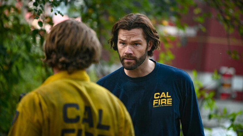„Not Without My Birds“ – Wenn in einem Park mit einem Adlernests ein Feuer ausbricht, arbeiten Station 42 und Three Rock daran, die geschützte Tierart zu retten und eine Ausbreitung des Feuers in die Stadt zu verhindern. Jared Padalecki ist als Camden zu sehen, ein Feuerwehrmann aus Südkalifornien, der Bodes Talent sofort erkennt. Abgebildet (von links): Max Thieriot als Bode Leone und Jared Padalecki als Camden Casey. – Bild: CH Media /​ Sergei Bachlakov