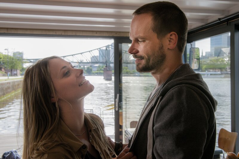 Leo (Wanja Mues) und Nele (Sina Tkotsch) unterstützen einander, wo sie nur können. – Bild: ZDF/​Christian Lüdeke