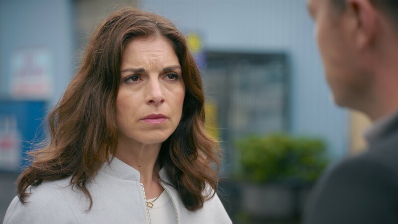 Gabriella (Bianca Hein) versucht, ihr erwachendes Misstrauen gegenüber Ben (Jörg Rohde) zu verdrängen. – Bild: RTL /​ Opfer oder Täter?