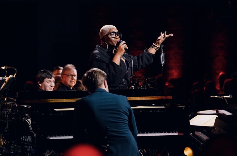 Als Überraschungsgast performte die amerikanische Jazzsängerin Kennedy als Solokünstlerin mit der SWR Big Band in Stuttgart in bekannter Wohnzimmeratmosphäre in der Phoenixhalle im Römerkastell. – Bild: ZDF und SWR/​Lena Semmelroggen