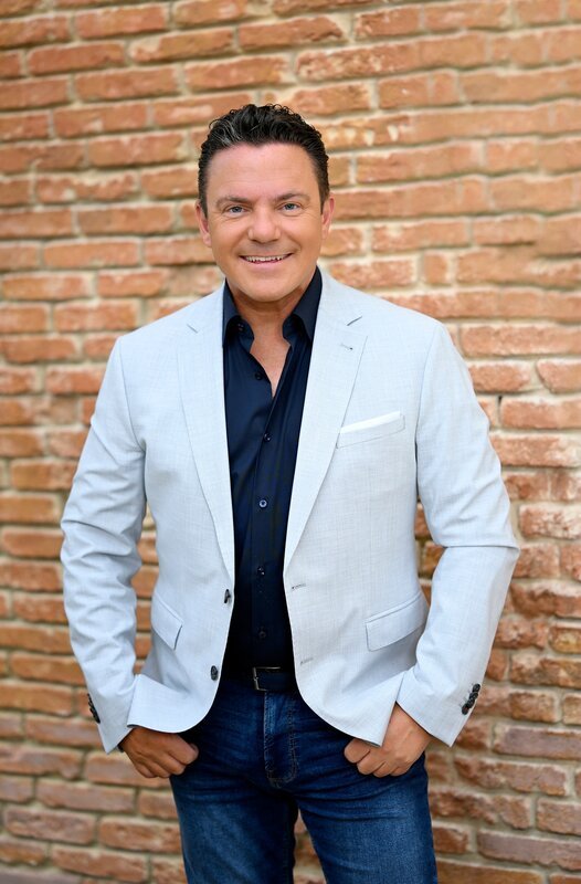 Stefan Mross, Moderator der Unterhaltungssendung „Immer wieder sonntags“, im Europapark Rust. – Bild: SWR/​Wolfgang Breiteneicher