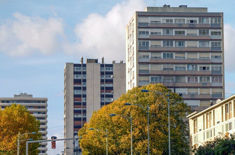Babyboom lässt Städte wachsen: Die geburtenstarke Nachkriegsgeneration forderte auch in Paris mehr Wohnraum, wodurch neue Gebäude in der Vorstadt gebaut wurden. – Bild: Elephant Doc
