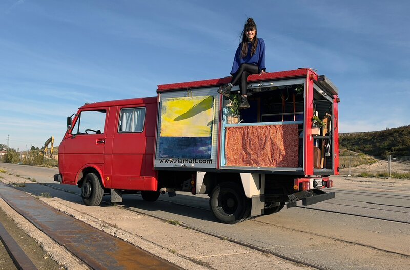 Die Künstlerin Lisa-Maria Mayer lebt und arbeitet in einem ausgedienten, roten Feuerwehrwagen, der an der Küste Griechenlands steht. – Bild: Ria