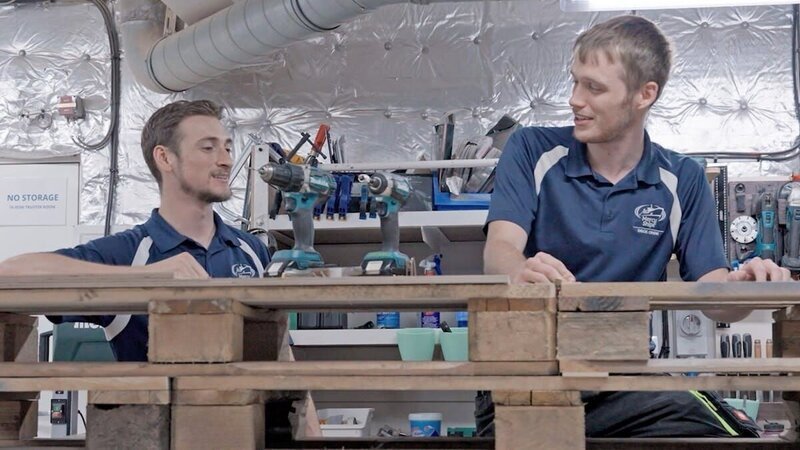 Die Zimmerleute versuchen unter Zeitdruck, Kreativität und Handwerk in Einklang zu bringen. – Bild: Bibel TV