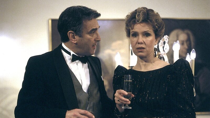 l-r: Dr. Martin Sanders (Michael Degen), Margarethe Drombusch (Grete Wurm) – Bild: Heimatkanal