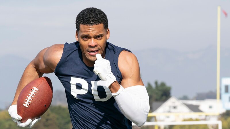 Officer Tim Bradford möchte als neuer Captain des LAPD Flag-Football-Teams, Miles Penn (Deric Augustine, l.) dafür zu gewinnen, im bevorstehenden Spiel gegen das Team der Feuerwehr mitzuspielen. – Bild: ZDF