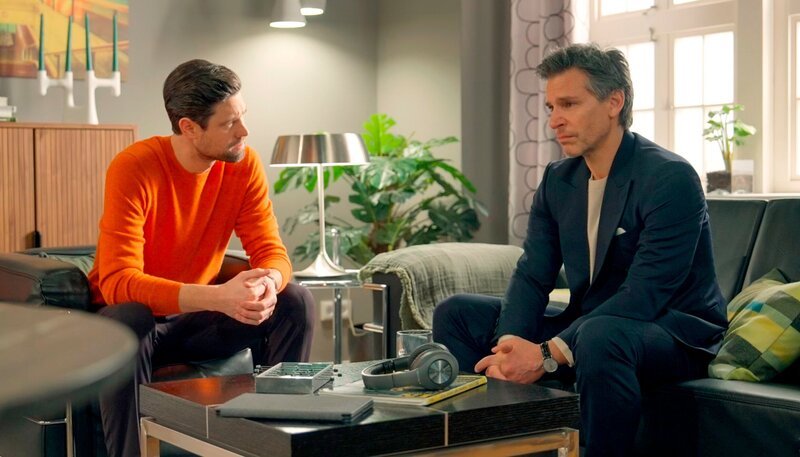 Julius (l. Jan Stapelfeldt) steckt zu sehr in Richards (r. Florian Odendahl) Intrigen mit drin und will verhindern, dass Richard alles Lou gesteht. – Bild: NDR