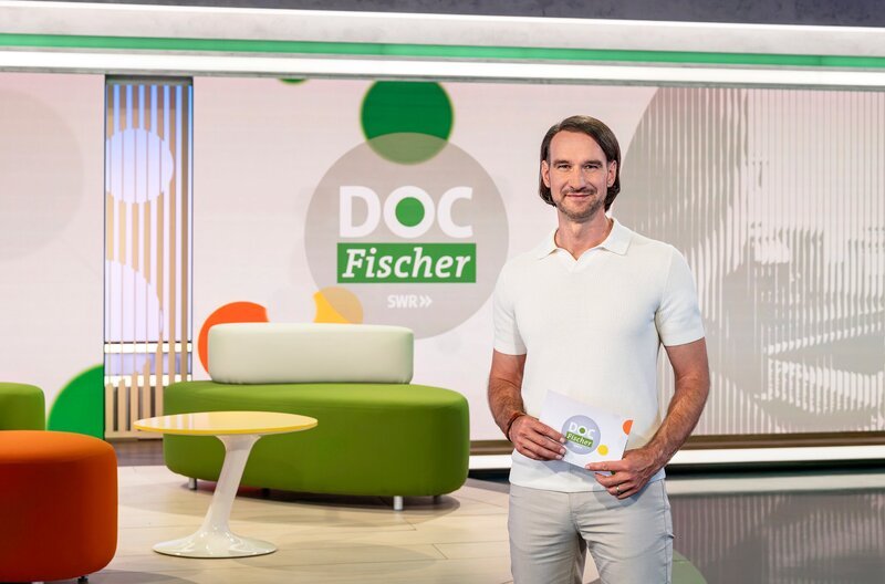 Der Arzt und Moderator Prof. Dr. Derek Zieker-Fischer präsentiert neueste medizinische Erkenntnisse und Behandlungsmethoden und gibt Tipps, wie man fit und gesund bleiben kann. – Bild: SWR/​Patricia Neligan